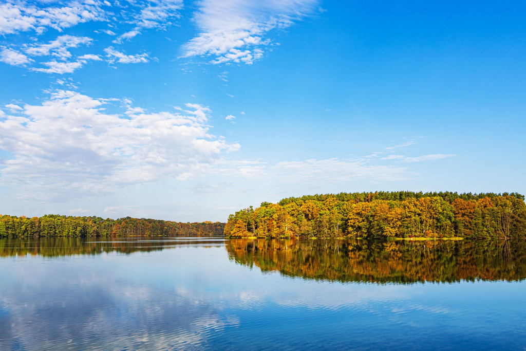 Blick über den See Schmaler Luzin auf die herbstliche Feldberger Seenlandschaft | Blick über den See Schmaler Luzin auf die herbstliche Feldberger Seenlandschaft.