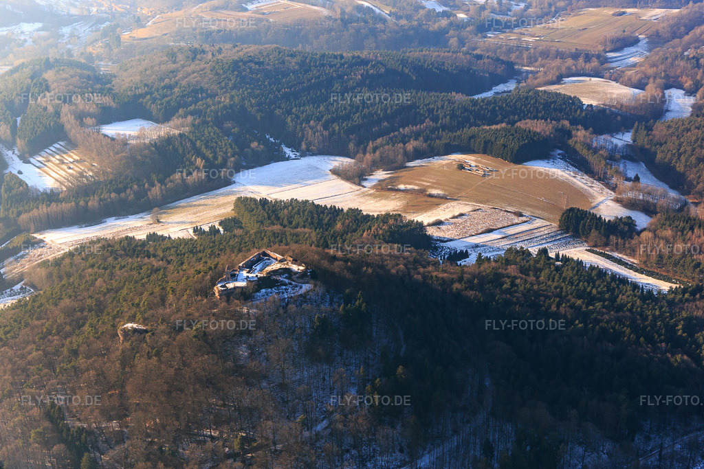 Luftbild: Burgruine Lindelbrunn im Winter bei wenig Schnee in Vorderweidenthal im Bundesland Rheinland-Pfalz in Deutschland. Foto: IMG_096336.jpg vom 21.01.2017 durch Werner Riehm/FLY-FOTO.deBurgruine Lindelbrunn bei Vorderweidenthal | Pfalz.de