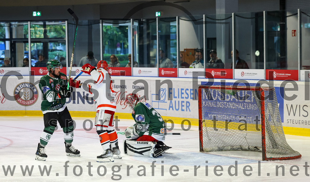 2023-09-10_072_TSV_Erding_gegen_EHC_Klostersee | Erding, Deutschland, 10.09.2023:
Eishockey, Bayernliga 2023 / 2024, Testspiel, TSV Erding gegen EHC Klostersee, Endergebnis: 10:1

Gabriel Gawron (Erding Gladiators, #9)1, Torwart Dimitri Pätzold (Erding Gladiators, #32)

Foto: Christian Riedel / fotografie-riedel.net