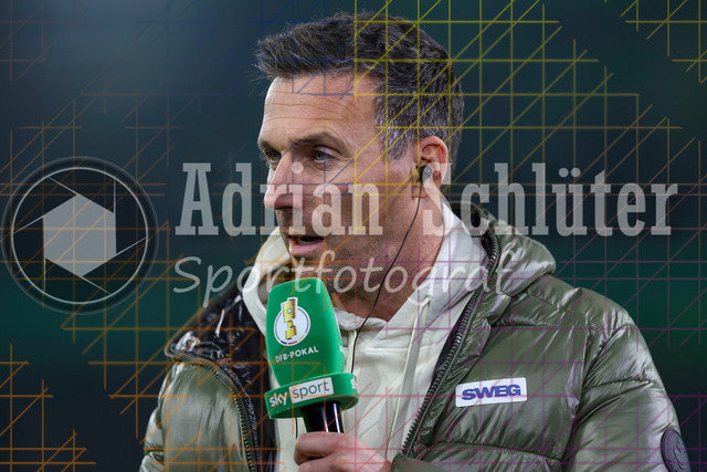 Borussia Mönchengladbach vs Karlsruher SC - DFB-Pokal 2. Runde | Mönchengladbach, Deutschland, 28.10.25:   Trainer Christian Eichner im Interview waehrend des Spiels der DFB-Pokal 2. Runde zwischen Borussia Mönchengladbach vs Karlsruher SC im Stadion im Borussia Park(Foto von Brauer-Fotoagentur / Adrian Schlueter)