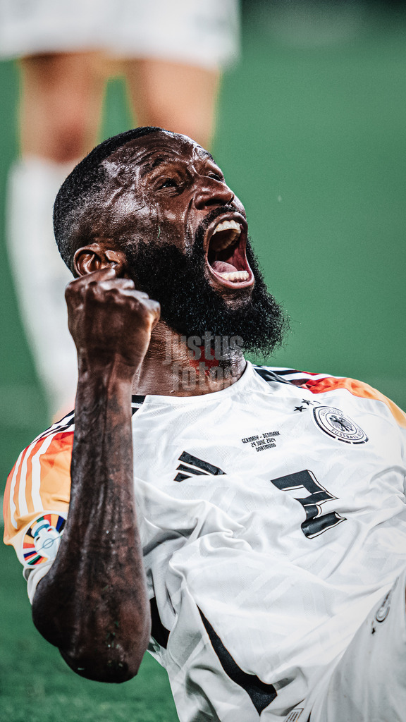 Fußball | Herren | UEFA-Fußball-Europameisterschaft 2024 | Achtelfinale | Deutschland vs. Dänemark | 29.06.2024 | Antonio Rüdiger (#2, Deutschland) jubelt am Boden