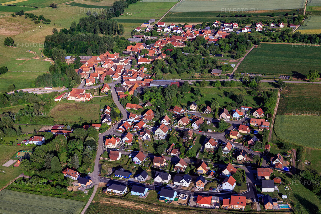 Vue aérienne: Vue de la ville depuis le nord à Ingolsheim dans le département Bas Rhin, France – .Photo: IMG_100759.jpg prise le 08/06/2017 par Werner Riehm/FLY-FOTO.eu – Résolution de l'original: 5472 x 3648 px