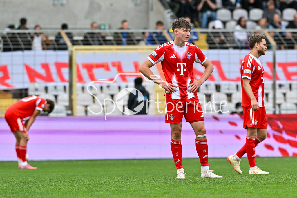FC Bayern Amateure - FC Würzburger Kickers | Hängende Köpfe bei den Spielern des FC Bayern nach der Niederlage gegen Würzburg / Richard Christian MEIER (FC Bayern Muenchen II 13) / Regionalliga Bayern: FC Bayern Amateure - FC Würzburger Kickers; Grünwalder Stadion am 27.09.2025