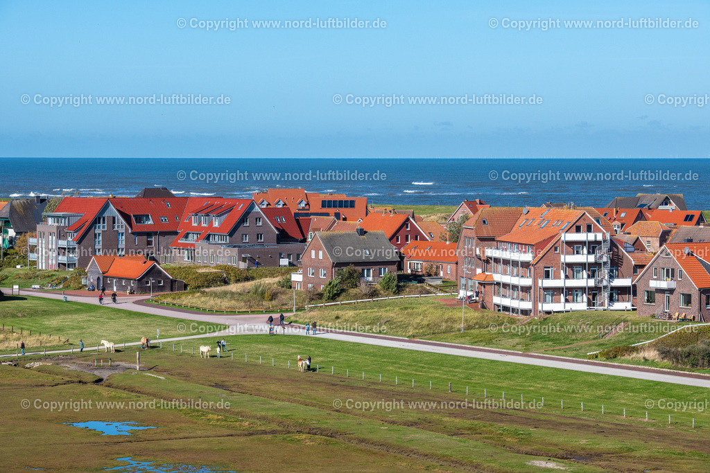 Baltrum_Ortsansicht_ELS_5370091022 | BALTRUM 09.10.2022 Ortsansicht der Straßen und Häuser der Wohngebiete in Baltrum im Bundesland Niedersachsen, Deutschland. // Town View of the streets and houses of the residential areas in Baltrum in the state Lower Saxony, Germany. Foto: Martin Elsen