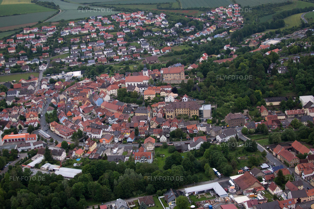 Luftbild: Ortsansicht der Straßen und Häuser der Wohngebiete in Arnstein im Bundesland Bayern in Deutschland. Foto: IMG_66079.jpg vom 30.05.2014 durch Werner Riehm/FLY-FOTO.de