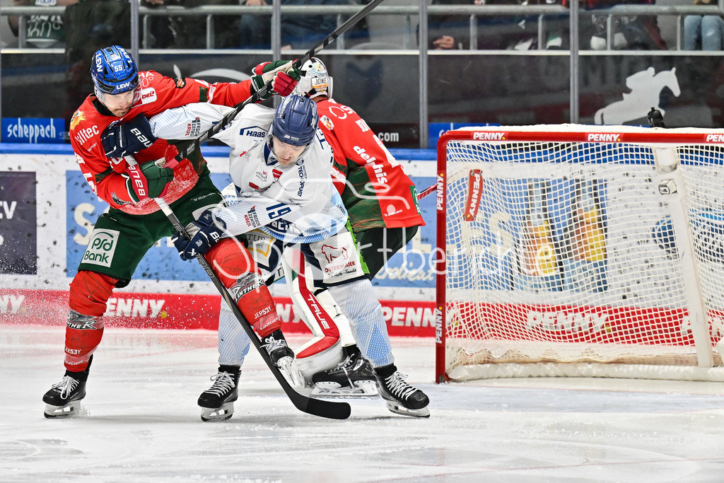 Augsburger Panther - Straubing Tigers | Augsburg, DEUTSCHLAND - 14. NOVEMBER: Ryan BUTTON (Augsburger Panther 55) im Duell mit Tim BRUNNHUBER (Straubing Tigers 19) beim Ligaspiel zwischen den Augsburger Panthern und den Straubing Tigers am 18. Spieltag der Penny DEL im Curt Frenzel Stadion am 14.11.2025