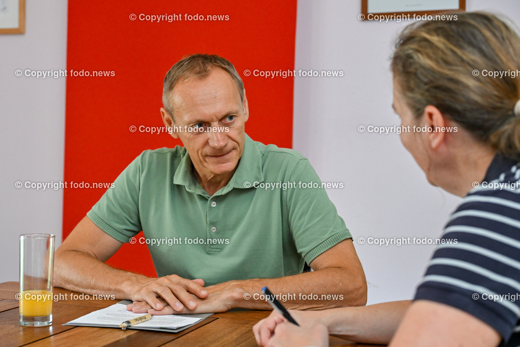 Morgentau Biogemuese GmbH_ Hofkirchen_ 25.07.2024-1 | 25.07.2024, Hofkirchen, AUT, Morgentau Biogemuese GmbH, im Bild Christian Stadler (Morgentau Biogemuese), Kati Salzner (Kurier Redaktion Wien)