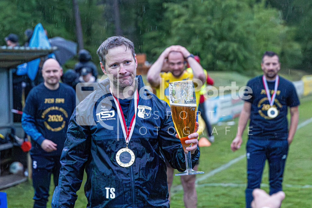 Sperber Veerßen - Sasse_ Thorsten (Trainer_ mit Siegerbier) vs Wriedel (KP-Finale) 130526 dlP | immodelaporte-sportfotos - Realisiert mit Pictrs.com