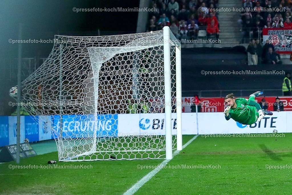 RWE09032501015 | 2025.03.09, Fußball, 3.Liga, Rot-Weiss Essen - SV Waldhof Mannheim, Stadion Hafenstraße, Saison 2024 2025: Torschuss zum 1:0 durch Torschütze Ahmet Arslan (RWE #6) nach Freistoß. DFB regulations prohibit any use of photographs as image sequences and or quasi-video.
