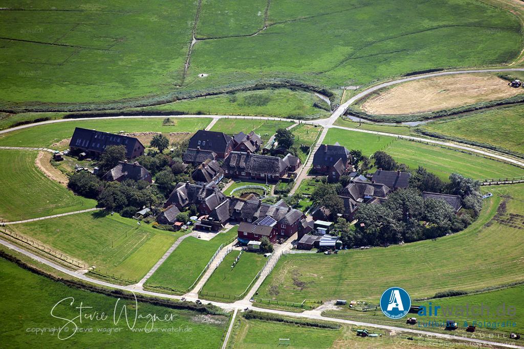 Luftbilder Hallig Oland | Oland ist eine Hallig im nordfriesischen Wattenmeer in der Nordsee. Es ist 2,9 Kilometer lang und 500 bis 980 Meter breit, umfasst eine Fläche von 2,01 km² und hat etwa 20 Einwohner, die in 17 Häusern auf einer Warft leben.