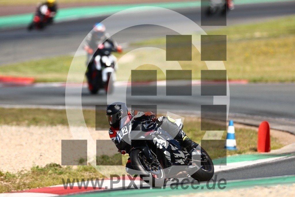 0102-20240812_01549 | Schöne Erinnerungen an spannende Momente - das festzuhalten ist unser Job. PIXELrace.de ist seit 2003 auf den Rennstrecken Europas unterwegs um die Action draußen beim Fahren und die wunderbare Stimmung imm Fahrerlager für euch einzufangen.