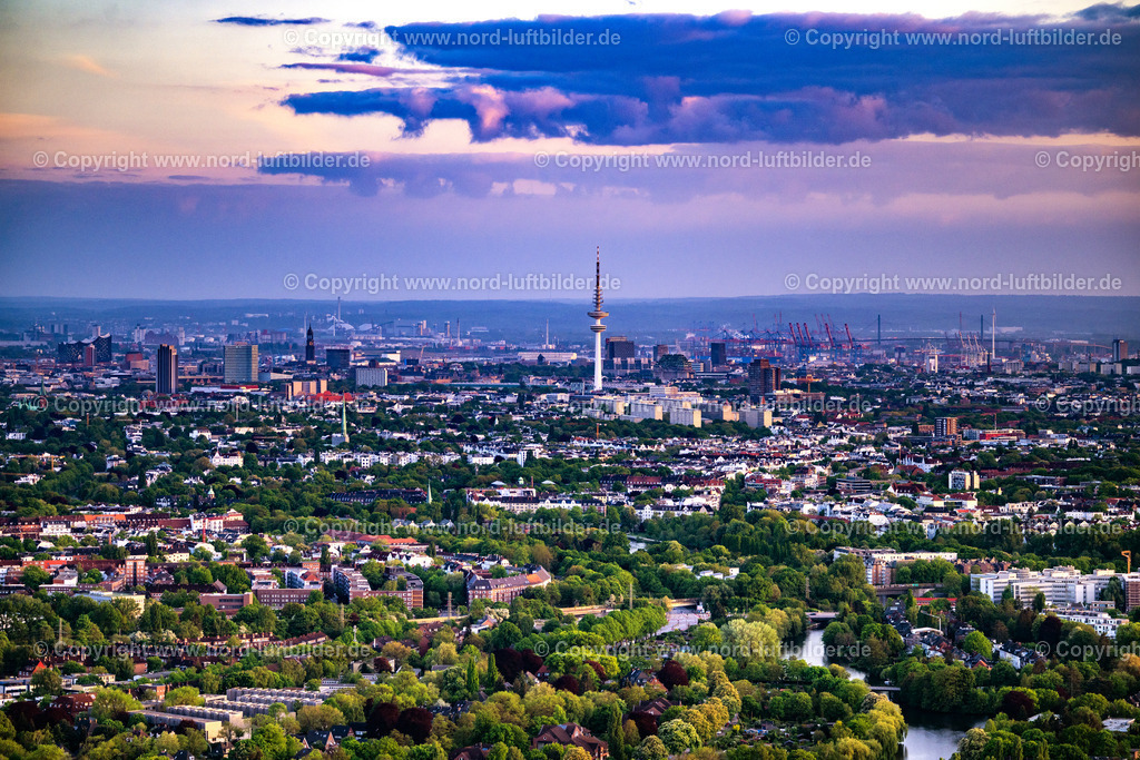 Hamburg_Panorama_Fernsehturm_ELS_4141060525 | HAMBURG 24.05.2025 Fernmeldeturm- Bauwerk und Fernsehturm " Heinrich-Hertz-Turm " in Hamburg, Deutschland. Weiterführende Informationen bei: DFMG Deutsche Funkturm GmbH. // Television Tower " Heinrich-Hertz-Turm " in Hamburg, Germany. Further information at: DFMG Deutsche Funkturm GmbH. Foto: Martin Elsen