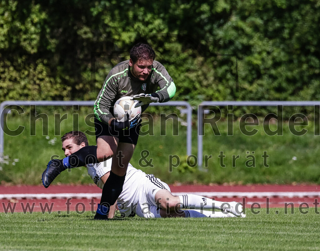 2023-09-02_076_SG_Markt_Schwaben_gegen_TSV_Hohenbrunn | Markt Schwaben, Deutschland, 02.09.2023:
Fußball, Kreisklasse 2023 / 2024, 3. Spieltag, (SG) Markt Schwaben gegen TSV Hohenbrunn, Endergebnis: 2:0

Torwart Calvin Weinert (TSV Hohenbrunn, #1), Andreas Häusler (SG Markt Schwaben, #14)

Foto: Christian Riedel / fotografie-riedel.net
