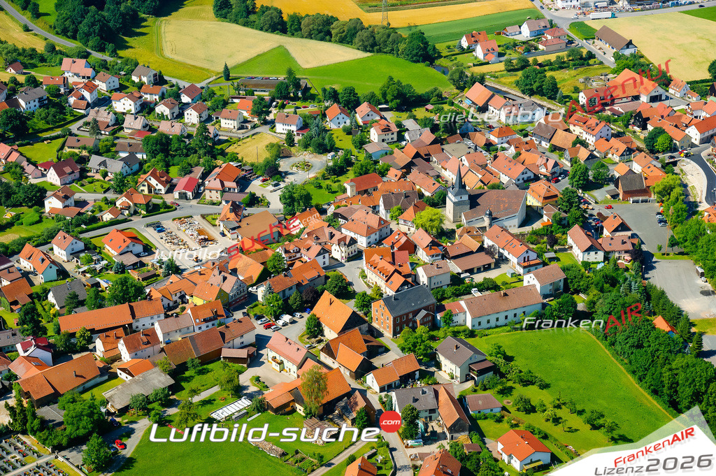 Die Luftaufnahme der Stadt Kronach wurde vom UL-Flugzeug heraus erstellt ( keine Drohne )- hohe Auflösung für beste Qualität