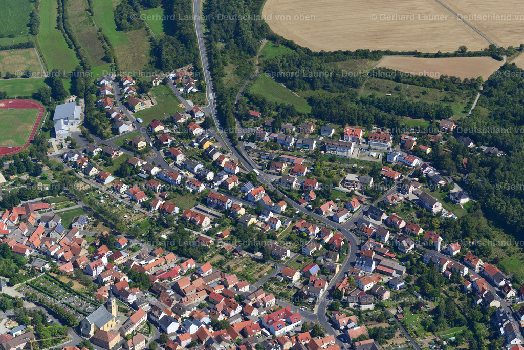 3650085 | GüNTERSLEBEN 31.08.2016 Wohngebiet einer Einfamilienhaus- Siedlung am Rande von landwirtschaftlichen Feldern in Güntersleben im Bundesland Bayern, Deutschland // Single-family residential area of settlement on the edge of agricultural fields in Güntersleben in the state Bavaria, Germany Foto: Gerhard Launer