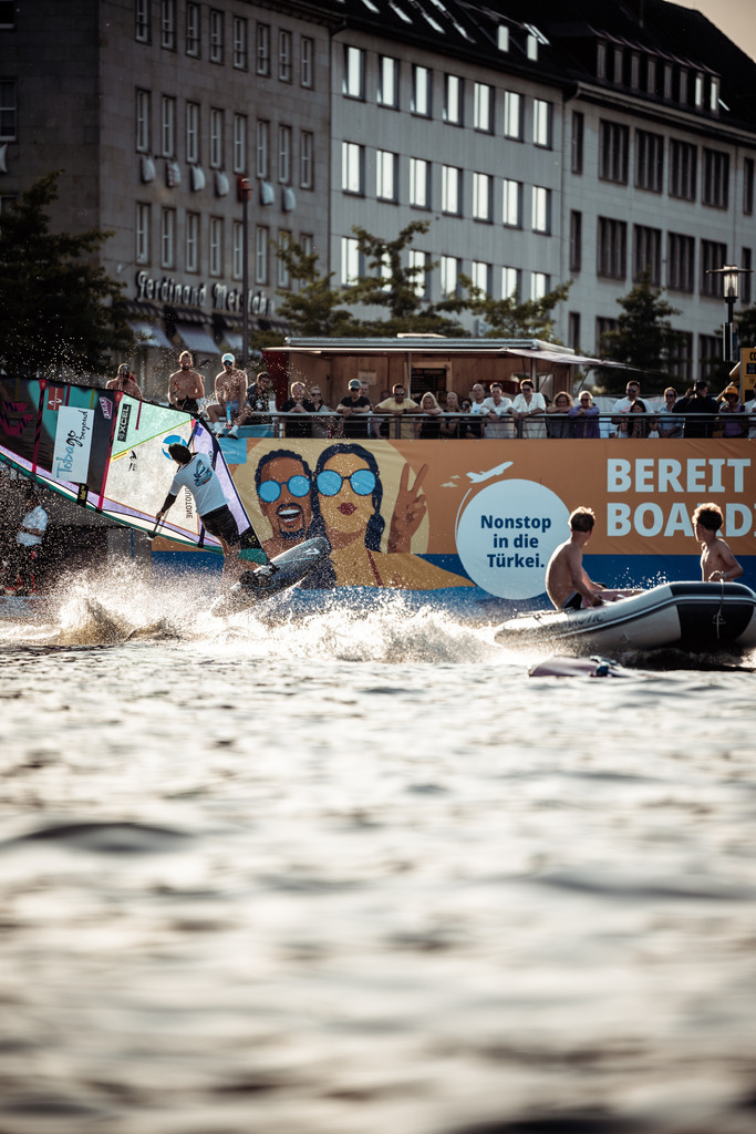 Kieler WOCHE Tow In Windsurf - @danielpankoke dpmedia (135 von 158) | dp-photography - Realisiert mit Pictrs.com
