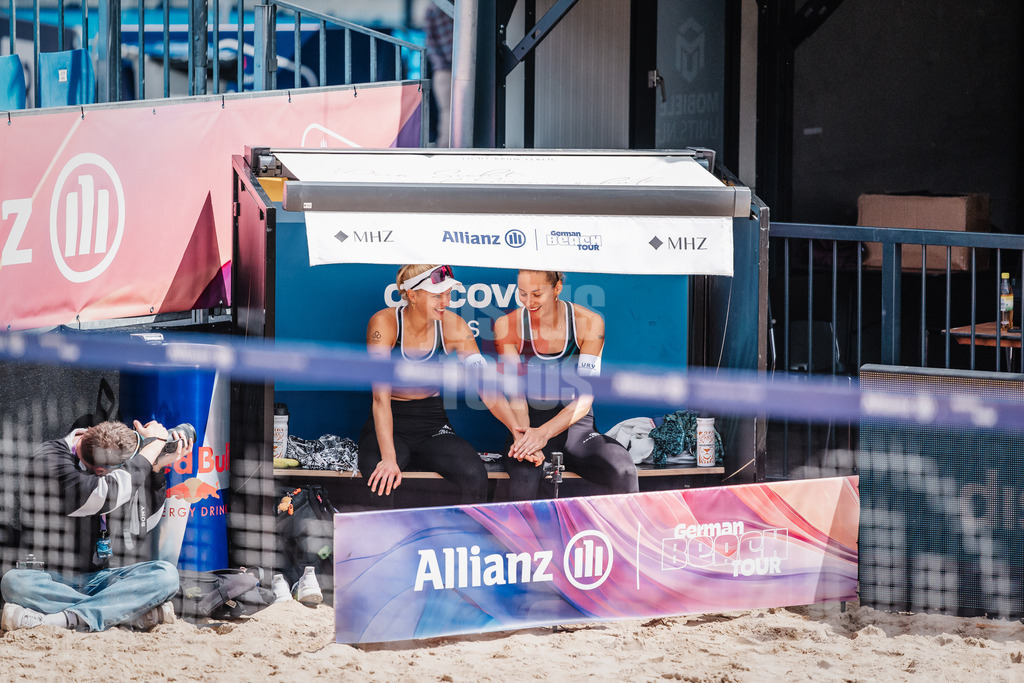 Beachvolleyball | Frauen | Allianz German Beach Tour 2025 | Tourstop Hamburg | 30.05.2025 | v.l. Linda Bock und Louisa Lippmann auf der Bank