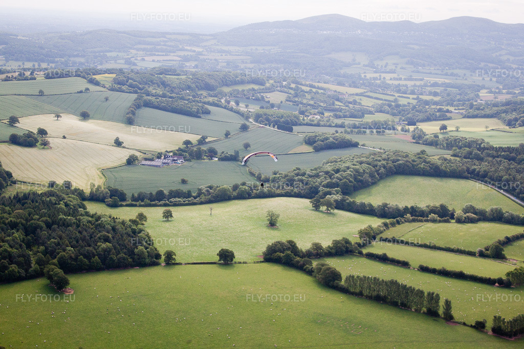 Vue aérienne: Vue de la ville à Evesbatch dans le département Angleterre, Grande Bretagne. Photo: IMG_40592(39514).jpg prise le 10/06/2011 par Werner Riehm/FLY-FOTO.eu – Résolution de l'original: 4752 x 3168 px
