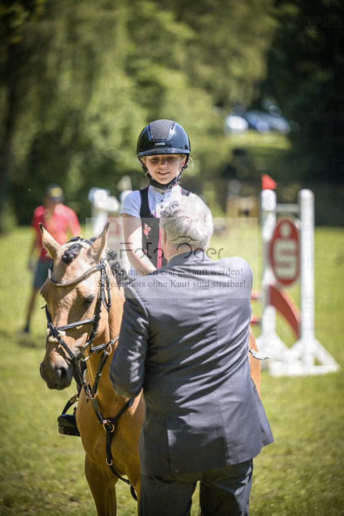 DOS_4700 | Entdecke hochwertige Reitturnierfotos von Foto Oger. Professionell, emotional und authentisch – jetzt Lieblingsmomente im Shop bestellen.Deutschlandweite Turnierfotografie. - Realisiert mit Pictrs.com