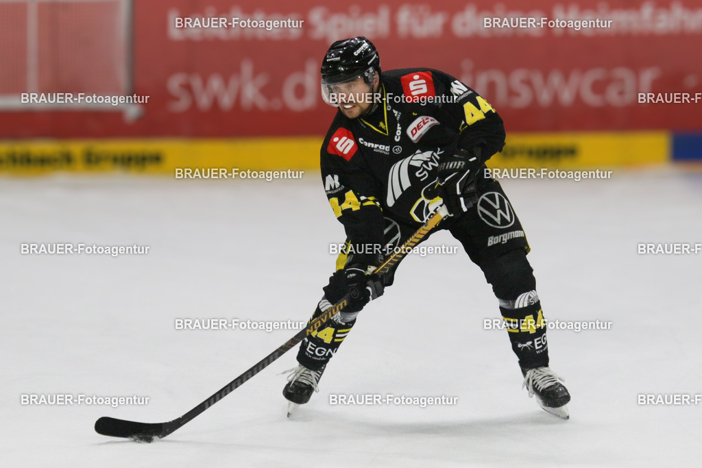 4_KEVRAV_20251125_0007 | Krefeld, Deutschland, 25.11.2025: Zack Dybowski (Krefeld Pinguine) in Aktion während des DEL2-Spiels zwischen Krefeld Pinguine - Eisbären Regensburg am 25.11.2025 in der Yayla-Arena in Krefeld, Deutschland. (Foto Ralph Görtz / Brauer-Fotoagentur)