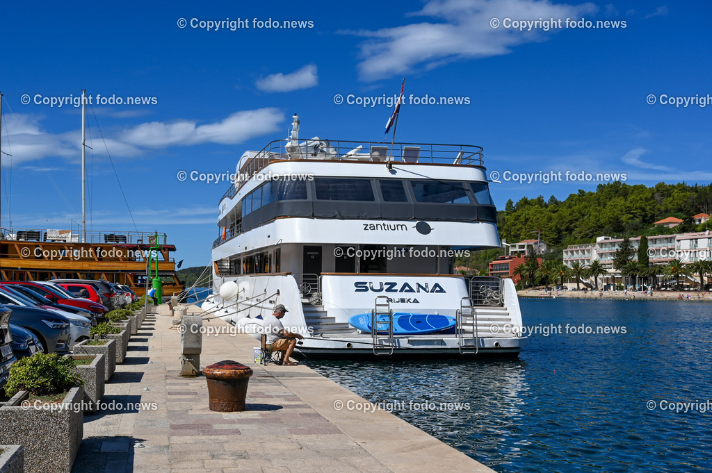 Kroatien_ Korcula_ Insel in Sueddalmatien_ Vela Luka_ 10.09.2024-51 | 10.09.2024, Kroatien, HRV, Korcula, Insel in Sueddalmatien, Vela Luka im Bild Hafen, Hafenansichten, Boot, Boote, Schiff, Schiffe, Gebauede, Adria, Meer, StadtansichtenVela Luka, woertlich Großer Hafen ist ein kroatischer Hafenort auf der Insel Korčula in der oestlichen Adria. Quelle: Wikipedia