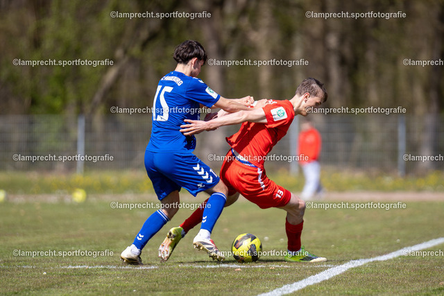 Fußball I Junioren I Saison 2025-2026 I DFB-Nachwuchsliga I 8. Spieltag I JFV Lübeck - 1. FC Magdeburg 157 | v.l. Felix Peters (15, 1. FC Magdeburg), Ben Breustedt (13, JFV Lübeck) - Realisiert mit Pictrs.com