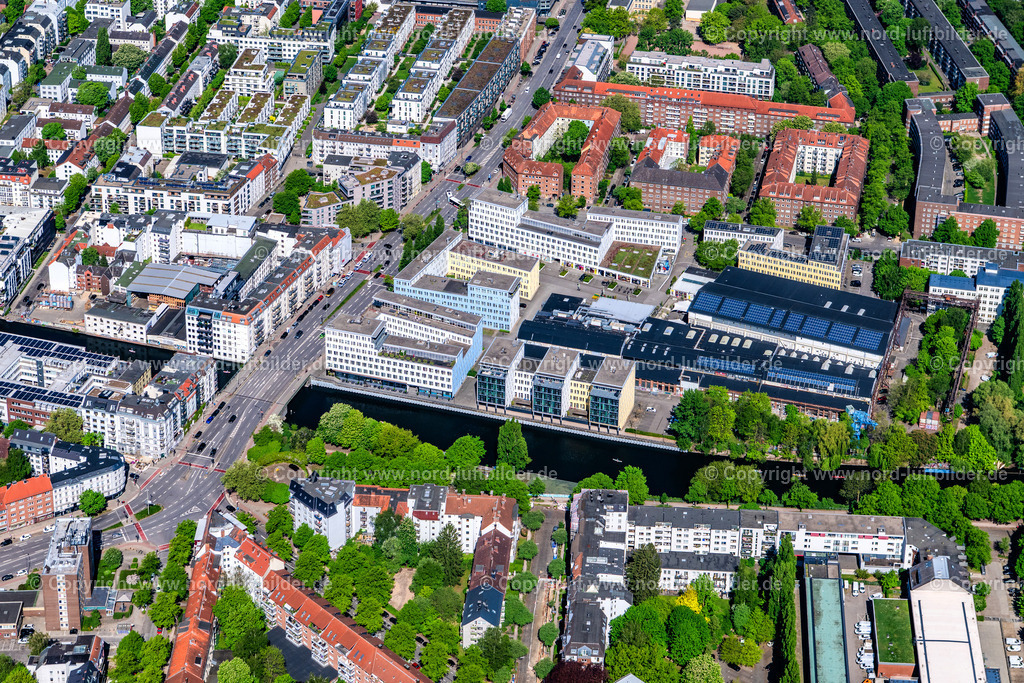 Hamburg_Winterhude_Kampnagel_ELS_3590010525 | HAMBURG 01.05.2025 Mehrzweck Veranstaltungshalle und Gebäude " Kampnagel " an der Straße Glindweg in Hamburg, Deutschland. // Multipurpose event hall and building" Kampnagel " on street Glindweg in Hamburg, Germany. Foto: Martin Elsen