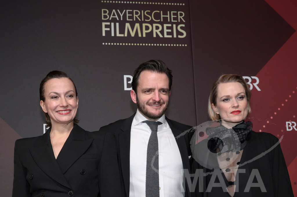 _DWI4962 | Kathrin Anna Stahl, Tommy Schwimmer und Sina Wilke bei der Verleihung des 47. Bayerischen Filmpreises 2026  im Prinzregententheater. München, Deutschland. Der Bayerische Filmpreis wird seit 1979 von der Bayerischen Staatsregierung verliehen, um die Bedeutung des Kinofilms als Kulturgut herauszustellen - Realisiert mit Pictrs.com