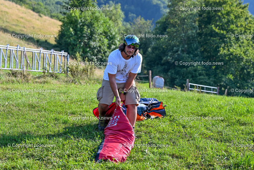 Flugschule Ternberg_ 17.08.2023-2 | 17.08.2023, Ternberg, AUT, Flugschule, im Bild Saman Kheyrmanesh (Flugschueler) mit dem Schirm 
