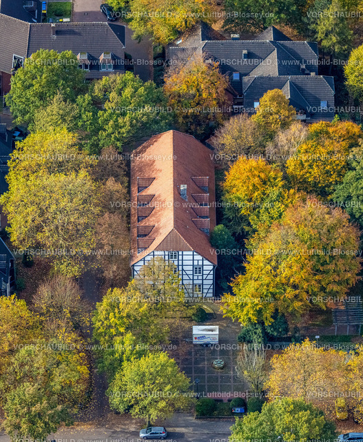 Kamen221012754 | Luftbild, Musikschule Kamen, Fachwerkhaus und Bäume in Herbstfarben, Kamen, Ruhrgebiet, Nordrhein-Westfalen, Deutschland