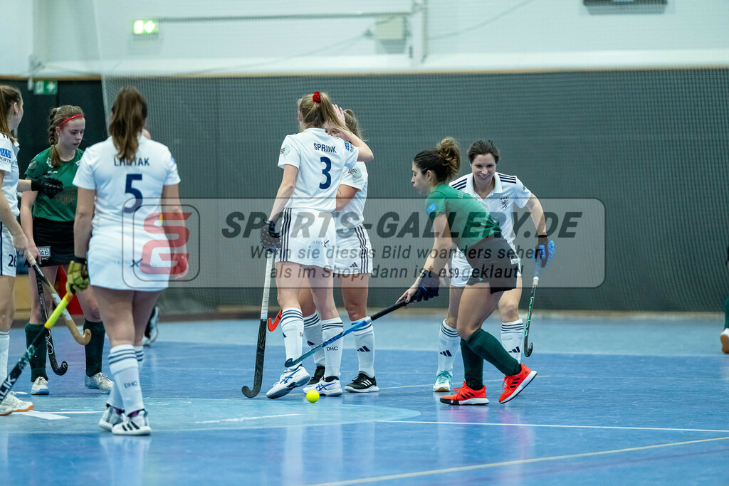 HK_20240113_107921 | 1. Bundesliga Damen Düsseldorfer HC - Club Raffelberg am 13.1.2024 DHC Halle, Düsseldorf , Annika Sprink ( Düsseldorfer HC #3 ) , Mabel Brands ( Düsseldorfer HC #7 )