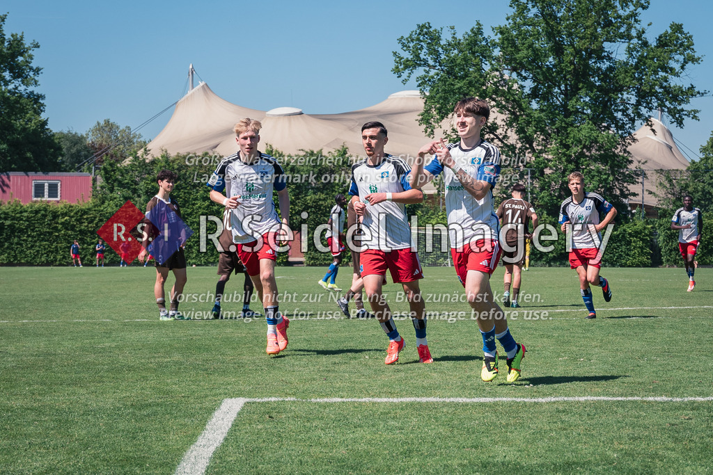 RS-1-047221 | v.l.: Dayo Richardt (#18, HSV), Bilal Yalcinkaya (#10, HSV), Davis Rath (#7, HSV, Torschütze) jubeln nach dem 2:0.