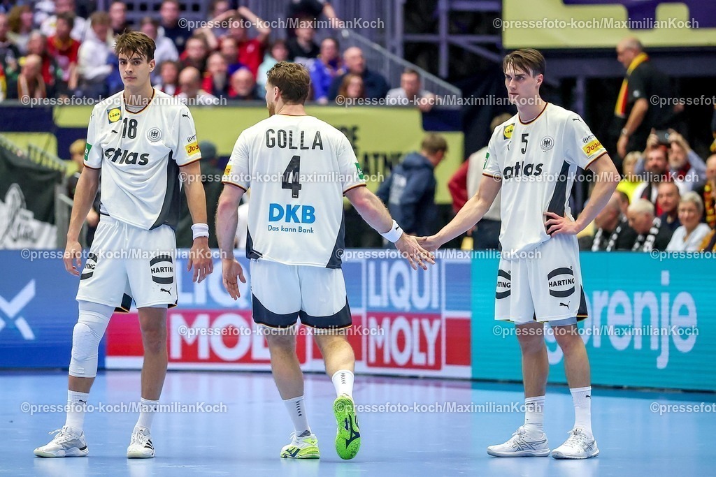 EHF17012602081 | 17.01.2026, Handball, Men's EHF EURO 2026, Deutschland - Serbien, Jyske Bank Boxen in Herning, Dänemark, Preliminary Round: Enttäuschte Gesichter nach der Niederlage von Deutschland gegen Serbien.  Julian Köster (Germany #18)  Johannes Golla (Germany #04)  Miro Schluroff (Germany #05) 