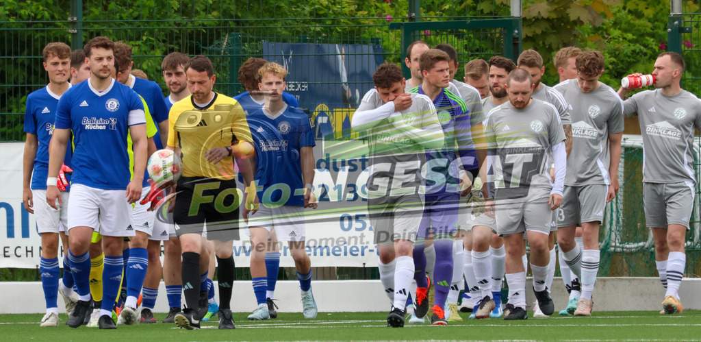 SV Enger-Westerenger - TuS Bruchmühlen | Auf dem Bild zu sehen: EinlaufenSV Enger-Westerenger, TuS Bruchmühlen, Saison 25/26, Kreisliga A, Enger, Deutschland - Realisiert mit Pictrs.com
