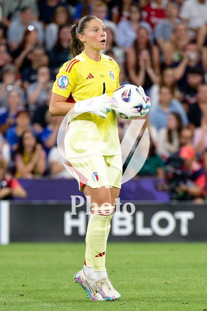 Norway v Italy - UEFA Women's EURO 2025 Quarter-Final | GENEVA, SWITZERLAND - JULY 16: Laura Giuliani of Italy controls the ball  during the UEFA Women's EURO 2025 Quarter-Final match between Norway and Italy at Stade de Geneve on July 16, 2025 in Geneva, Switzerland. (Photo by Giuseppe Velletri/Sports Press Photo/Getty Images)