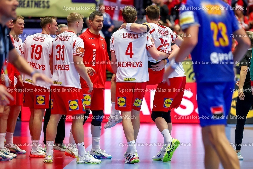 EHF18012602070 | 18.01.2026, Handball, Men's EHF EURO 2026, Dänemark - Rumänien, Jyske Bank Boxen in Herning, Dänemark, Preliminary Round:  Lukas Lindhard Jorgensen (Denmark #25) verletzt und mit Schmerzen muss aus der Halle getragen werden