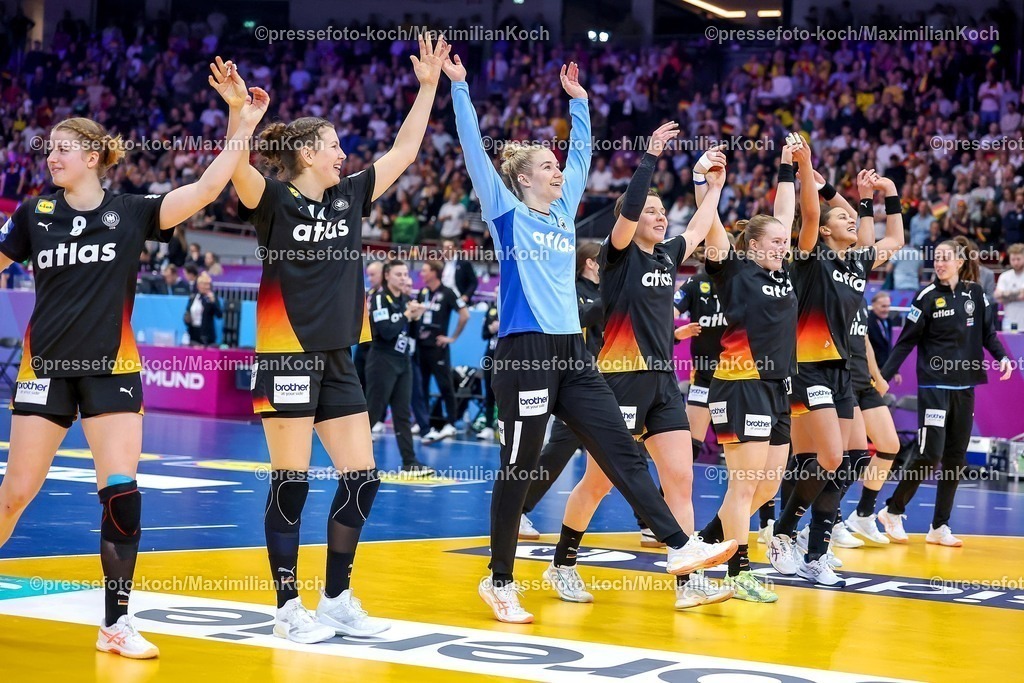IHF09122501075 | 09.12.2025, Handball WM Frauen, Viertelfinale, Deutschland - Brasilien, 27th IHF Women's Handball World Championship, Westfalenhalle Dortmund: Die Deutsche Nationalmannschaft steht im Halbfinale nach dem Sieg gegen Brasilien. Die Mannschaft Arm in Arm  jubelnd auf dem Spielfeld v.l. Nina Engel (GER #08) Marie Steffen (GER #14) Katharina Filter (GER #42) Alina Grijseels (GER #04) Lisa Antl (GER #09) Aimee von Pereira (GER #49) Sarah Wachter (GER #24) 