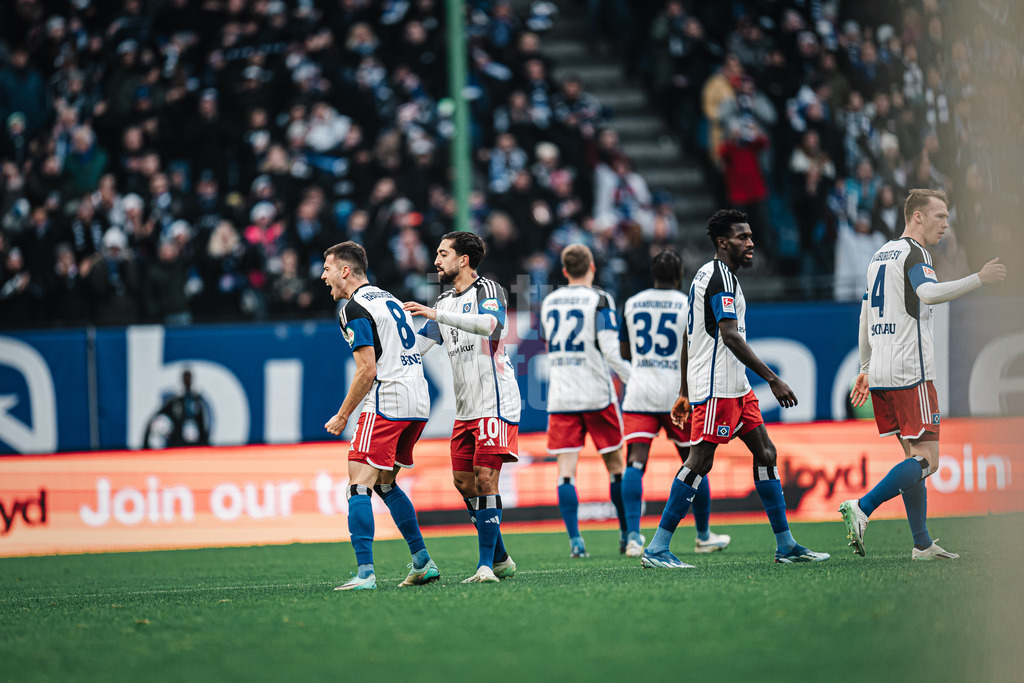 Fußball | Männer | Saison 2023/2024 | 2. Fußball-Bundesliga | 16. Spieltag | Hamburger SV vs. SC Paderborn 07 | 09.12.2023 | links Torschütze Laszlo Benes (#8, HSV) beim Jubel