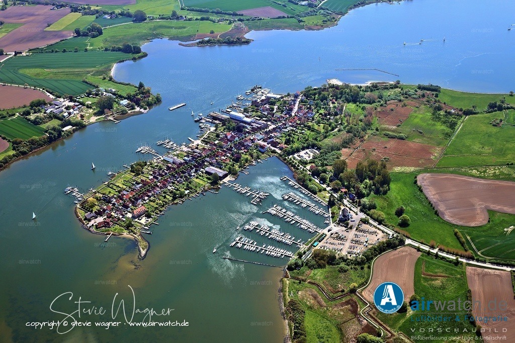 Luftbild Stadt Arnis - Arnis ist ein echtes Juwel an der Schlei | Arnis ist ein echtes Juwel an der Schlei, oft liebevoll als „Perle an der Schlei“ bezeichnet. Die Stadt beeindruckt mit ihrer historischen Bausubstanz aus dem 18. Jahrhundert, den malerischen Fischerhäusern, den vorgebauten Utluchten (Erkern) und der ruhigen Lage direkt am Wasser. Perfekt für Naturliebhaber, Wassersportler und alle, die dem Alltag entfliehen möchten.