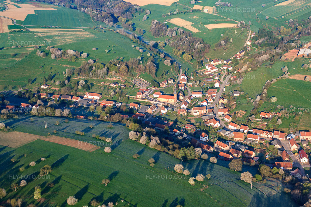 Aerial view: View of the town from the east in Breidenbach in the state Moselle, France. – Photo: IMG_39652.jpg taken on 04/16/2011 by Werner Riehm/FLY-FOTO.com – Resolution of the original: 3961 x 2641 px