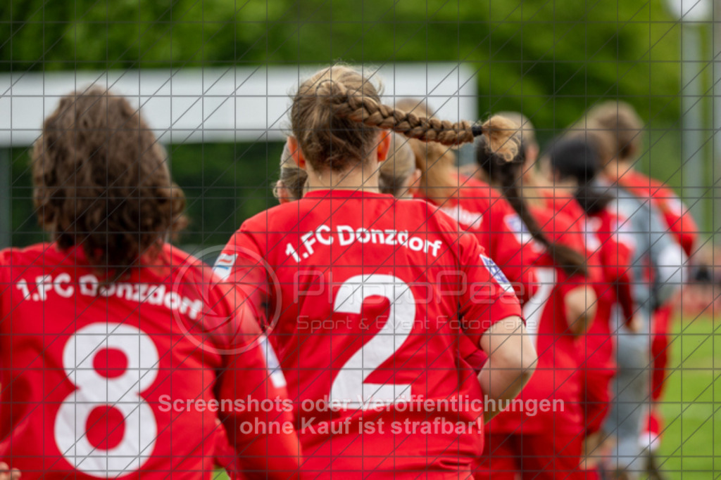 20250426_140035_0037 | #,1.FC Donzdorf (rot) vs. FC Wittlingen (schwarz), Fussball, EnBW-Oberliga B -Juniorinnen, 20. Spieltag, Saison 2024/2025, Rasenplatz, Lautertal Stadion, Süßener Straße 16, 73072 Donzdorf, 26.04.2025 - 14:00 Uhr,Foto: PhotoPeet-Sportfotografie/Peter Harich