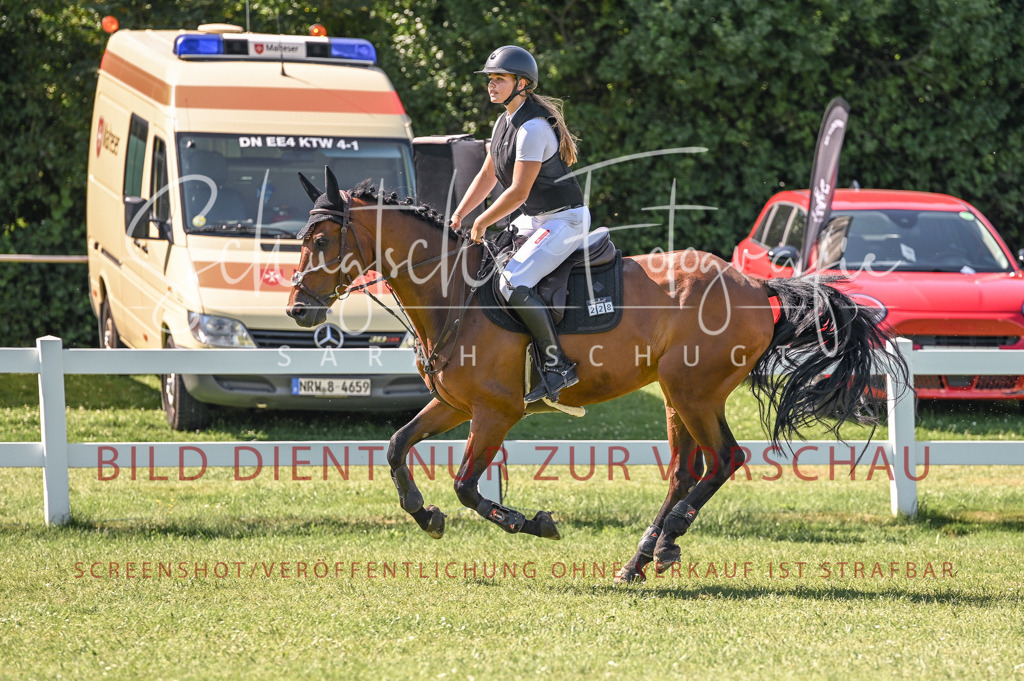 Schugtsche-Düren.2024-06.Stilspringprf.A_-90 | Schugtsche Fotografie - Realisiert mit Pictrs.com