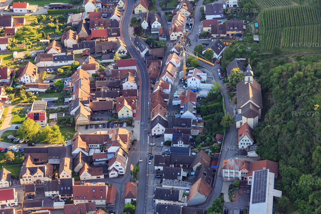 Luftbild: Pfarrkirche Mariä Himmelfahrt im Ortsteil Wasenweiler in Ihringen im Bundesland Baden-Württemberg in Deutschland. Foto: IMG_147798.jpg vom 30.05.2025 durch Werner Riehm/FLY-FOTO.de