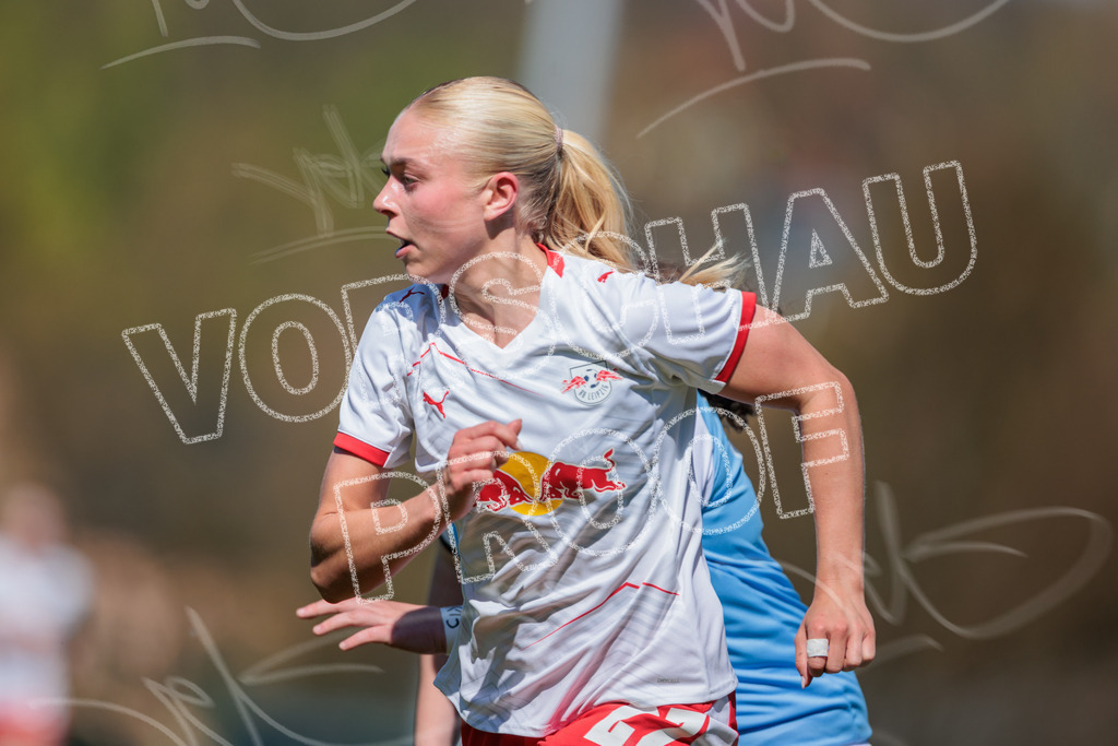 Gipfeltreffen der Frauen: Finale um den Sachsenlotto Landespokal 2026 | Am 1. Mai 2026 trafen im Endspiel des Sachsenlotto Landespokals die Frauen des Chemnitzer FC und die zweite Mannschaft von RasenBallsport Leipzig aufeinander. Vor stimmungsvoller Kulisse kämpften beide Teams ab 15:00 Uhr um die begehrte Trophäe des sächsischen Fußballs. Diese Galerie zeigt die Highlights, packende Zweikämpfe und die emotionalsten Momente des Finaltags. - Realisiert mit Pictrs.com
