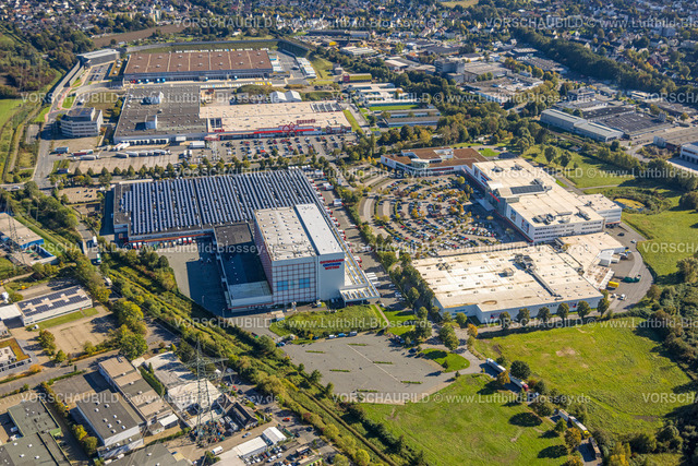 Witten241000217 | Luftbild, Ostermann Centrum Witten, Einrichtungscentrum und Möbelhaus mit Solardach und mit Parkplatzgelände in grafischen Formen, hinten das Gewerbegebiet Brauckstraße mit Bauhaus Baumarkt und Amazon sowie Stadt Witten Flüchtlingsunterkünfte, Rüdinghausen, Witten, Ruhrgebiet, Nordrhein-Westfalen, Deutschland