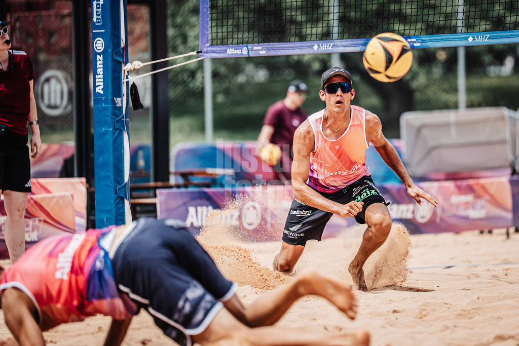 Beachvolleyball | München | Allianz German Beach Tour 2025 | Tourstop München | 03.07.2025 | Valentin Schneckenburger schaut zum Ball
