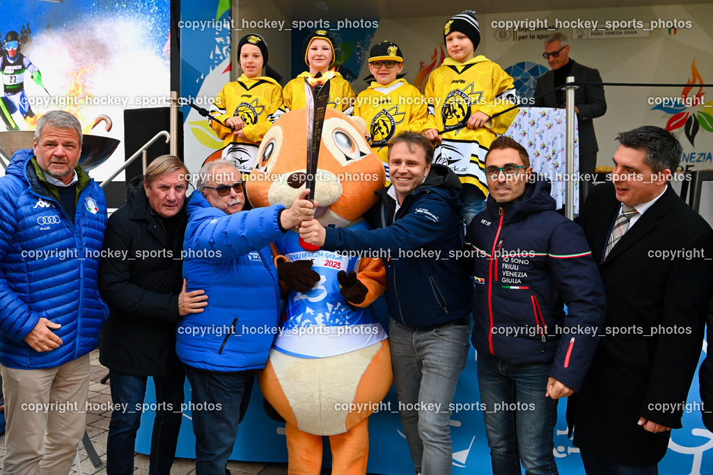 European Youth Olympic Festival EYOF 2023 Pressekonferenz | Jugendspieler EC Hornets Spittal, Olympisches Feuer, Maskottchen European Youth Olympic Festival EYOF 2023, Bürgermeister Spittal an der Drau Gerhard Köfer, Giorgio Brandolin, Maurizio Dunnhofer, Stadtrat Spittal an der Drau Christoph Staudacher
