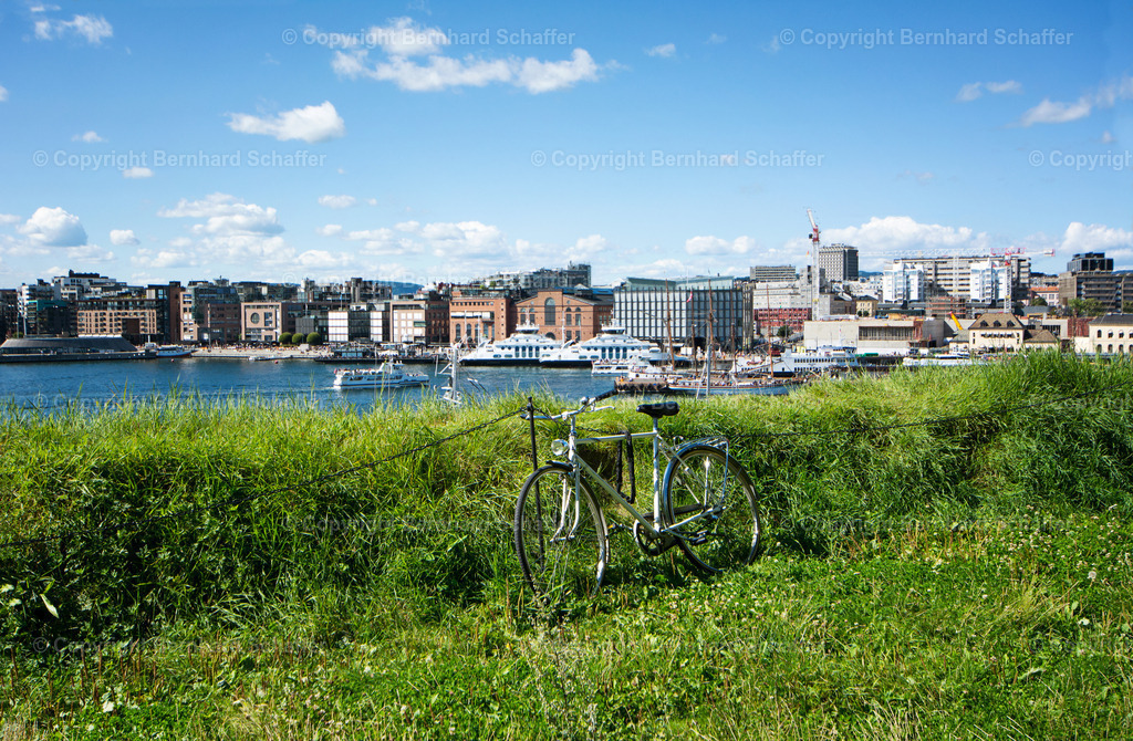 Fahrrad am Hafen von Oslo | Fahrrad lehnt an Kette im Hafen von Oslo. - Realisiert mit Pictrs.com
