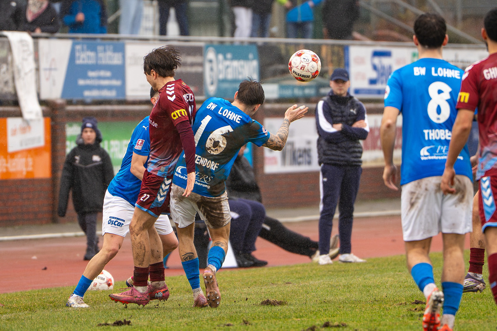 Fußball I Herren I Saison 2025-2026 I Regionalliga Nord I 23. Spieltag I TuS Blau-Weiß Lohne - SC Weiche Flensburg 08 I 0532 | Schlammduell zwischen Sandro Plechaty (27, SC Weiche Flensburg 08) und Jakub Westerdorf (16, TuS BW Lohne) - Realisiert mit Pictrs.com