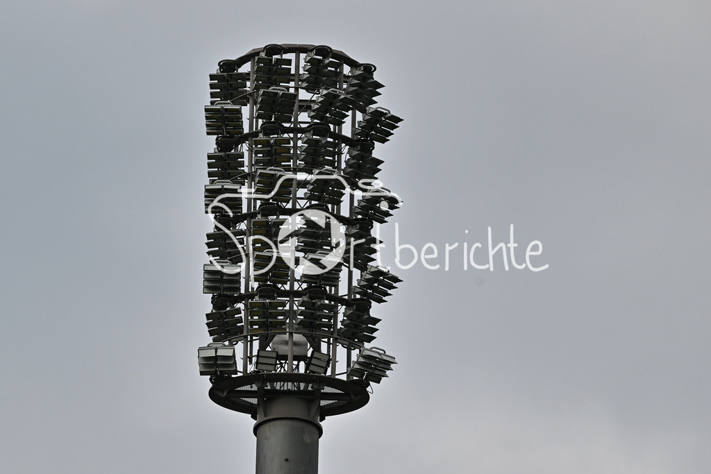FC Bayern Amateure - FC Würzburger Kickers | Das Flutlicht im Grünwalder Stadion von München / Flutlichtmasten / Symbolbild / Regionalliga Bayern: FC Bayern Amateure - FC Würzburger Kickers; Grünwalder Stadion am 27.09.2025